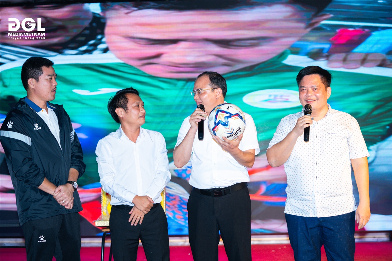 Quả bóng có chữ ký của các danh thủ Việt Nam được anh Hà Tuấn Anh - Chủ tịch Hội đồng quản trị Tập đoàn Tài Anh đấu giá thành công