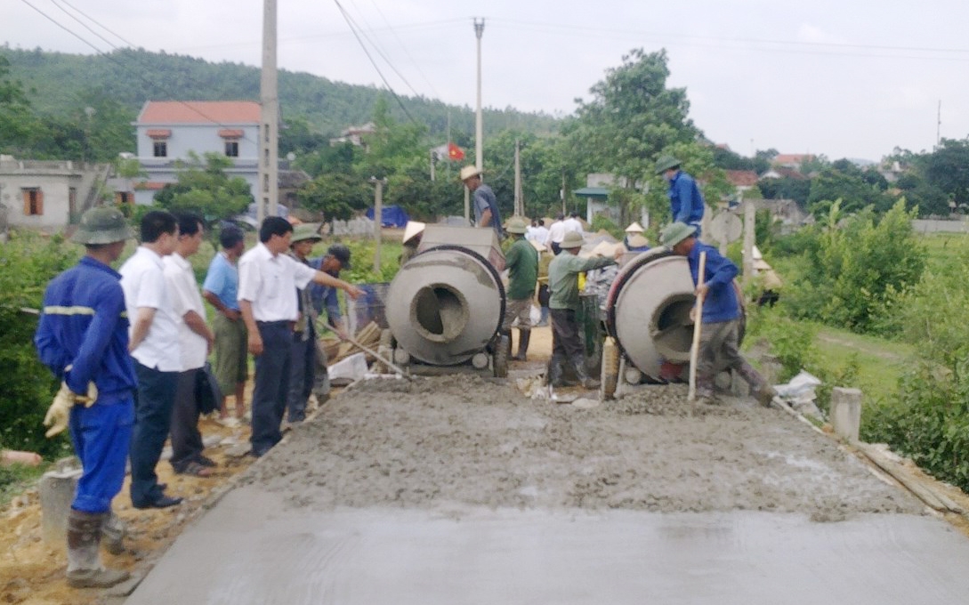 Người dân tham gia làm đường nông thôn.