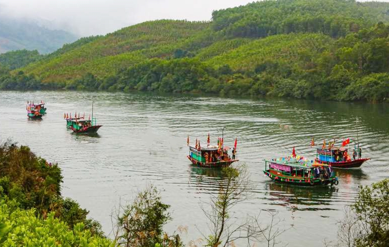 Tái hiện hành trình vượt biển của tổ tiên người Dao huyện Ba Chẽ trong lễ hội Bàn Vương năm 2022