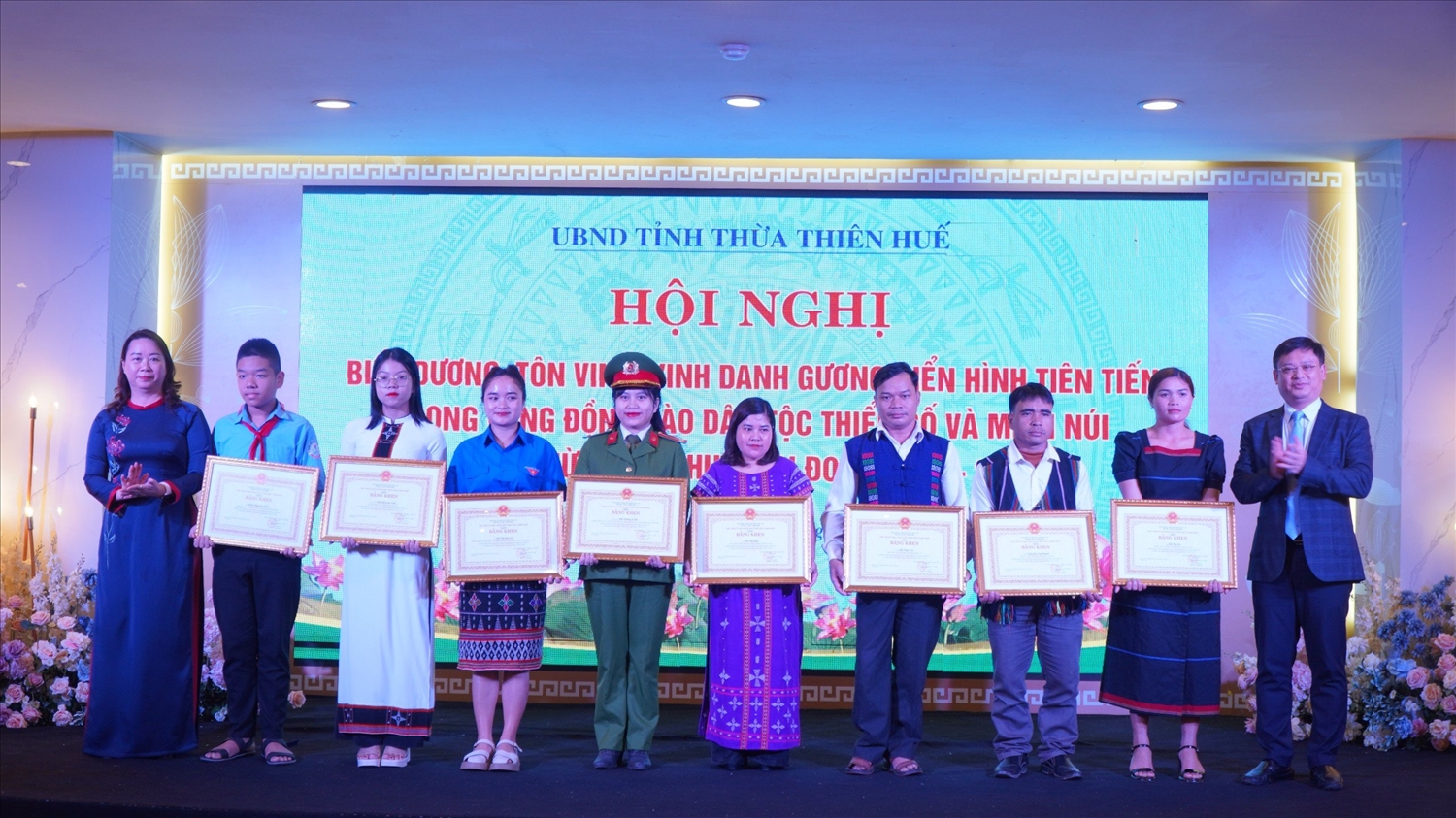 Trao Bằng khen của Chủ tịch UBND tỉnh Thừa Thiên Huế cho các cá nhân đạt thành tích xuất sắc trong giai đoạn 2021 - 2023.