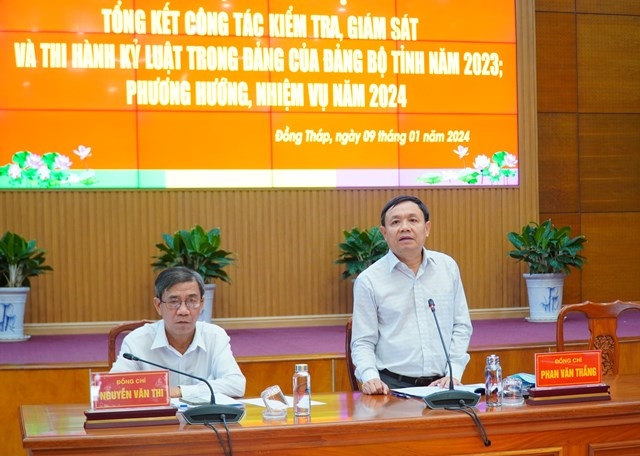 Ông Phan Văn Thắng - Phó Bí thư Thường trực Tỉnh ủy, Chủ tịch Hội đồng nhân dân tỉnh Đồng Tháp phát biểu tại hội nghị 