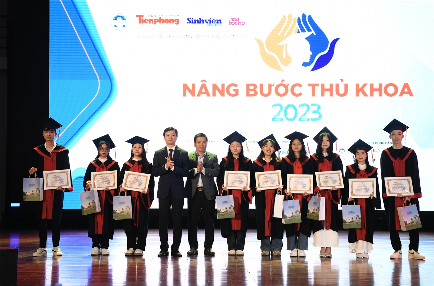 Anh Nguyễn Minh Triết, Bí thư Trung ương Đoàn TNCS Hồ Chí Minh, Chủ tịch Hội sinh viên Việt Nam và đại diện Nhà tài trợ trao học bổng cho các sinh viên 