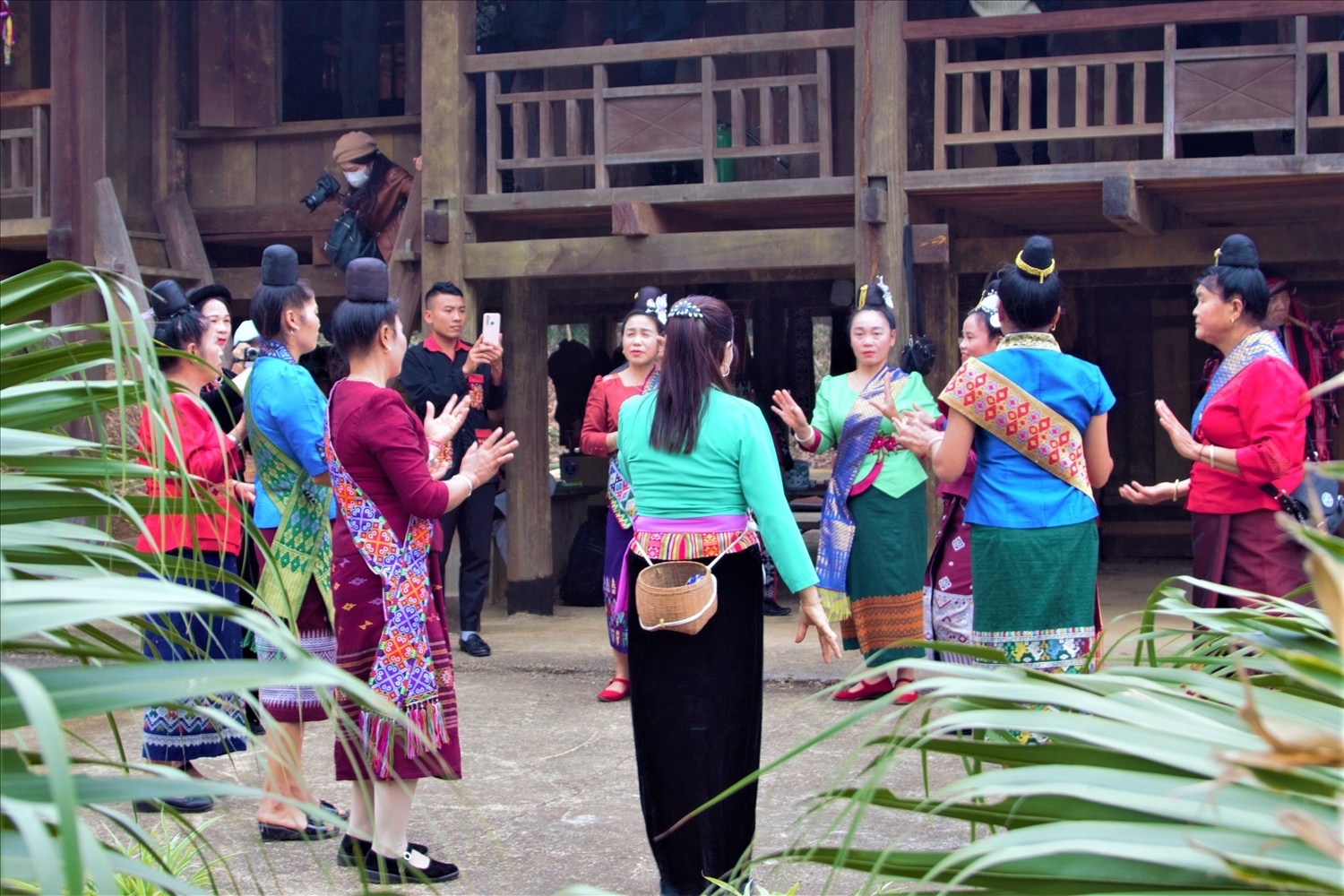 Hát múa mừng lễ vào nhà mới của dân tộc Lào. (Ảnh Tào Đạt)