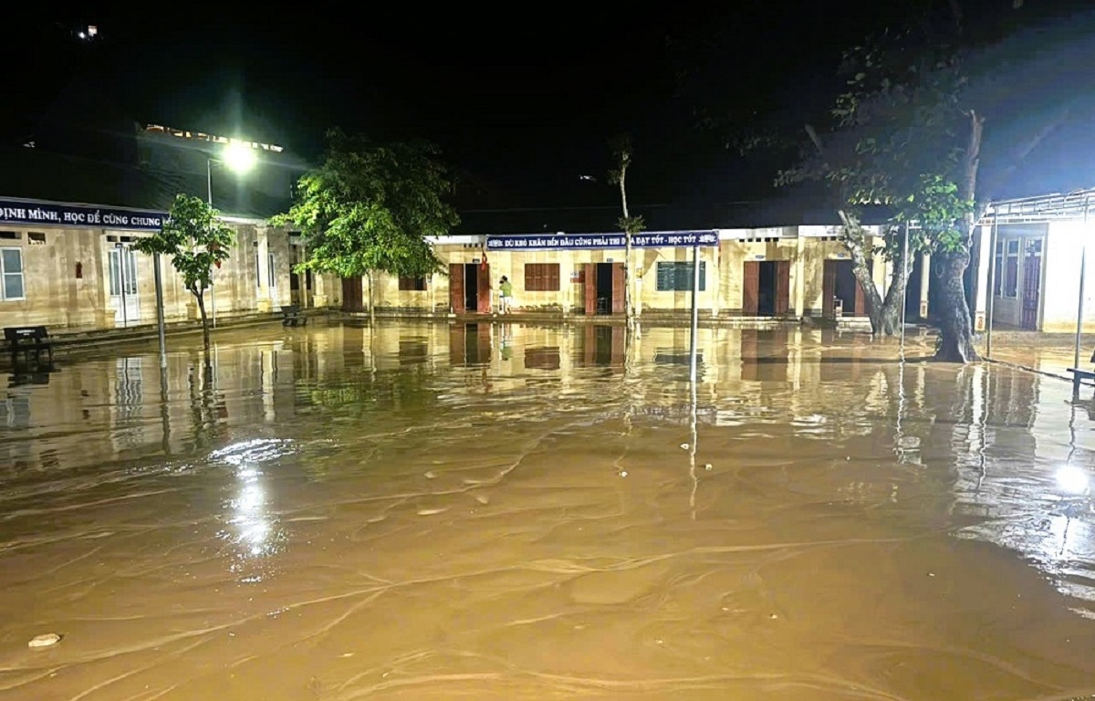 Điểm trường Phổ thông Dân tộc bán trú tiểu học Lượng Minh bị ngập nước và bùn đất. (Ảnh. BT)