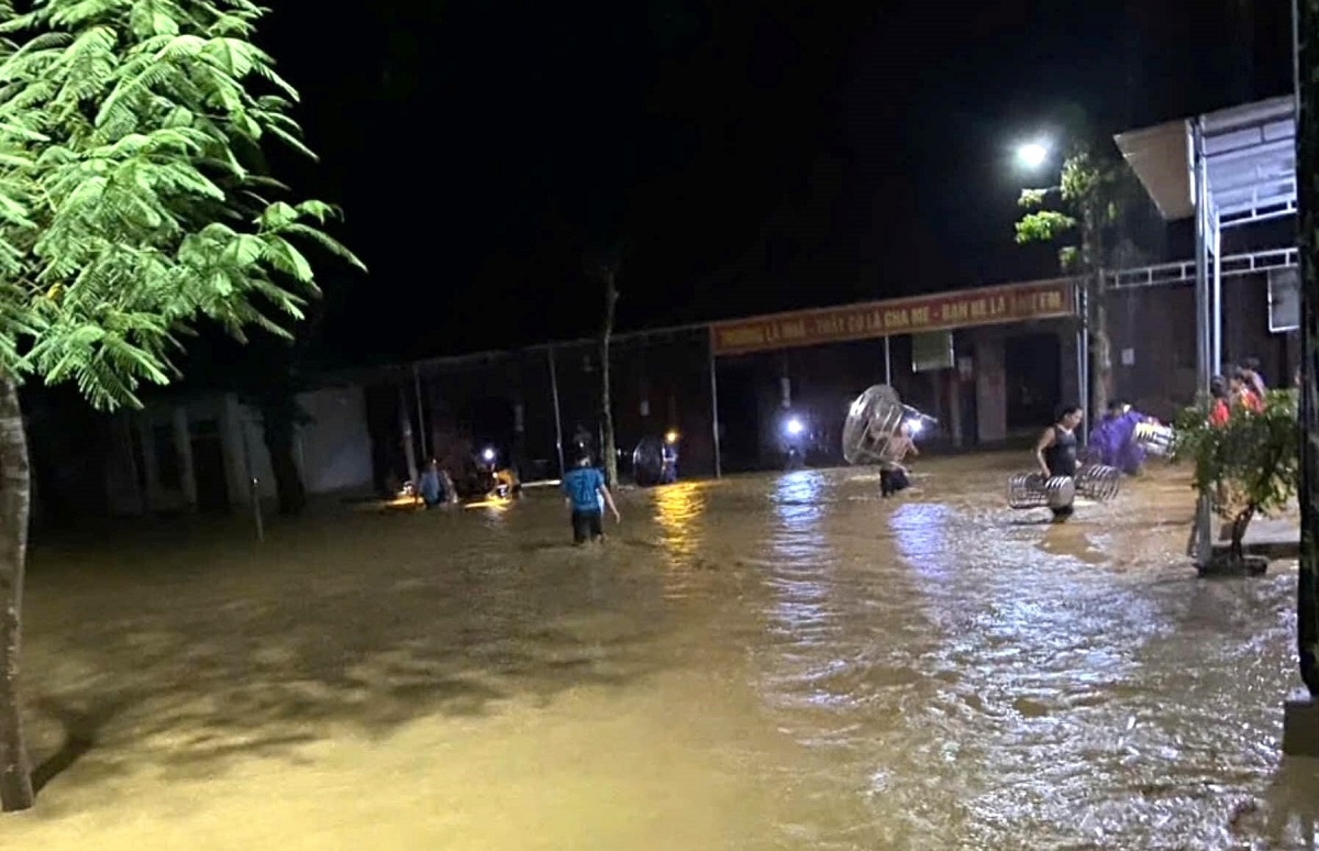 Cán bộ, giáo viên nhà trường di chuyển đồ đạc, tài sản ra khỏi vùng ngập nước