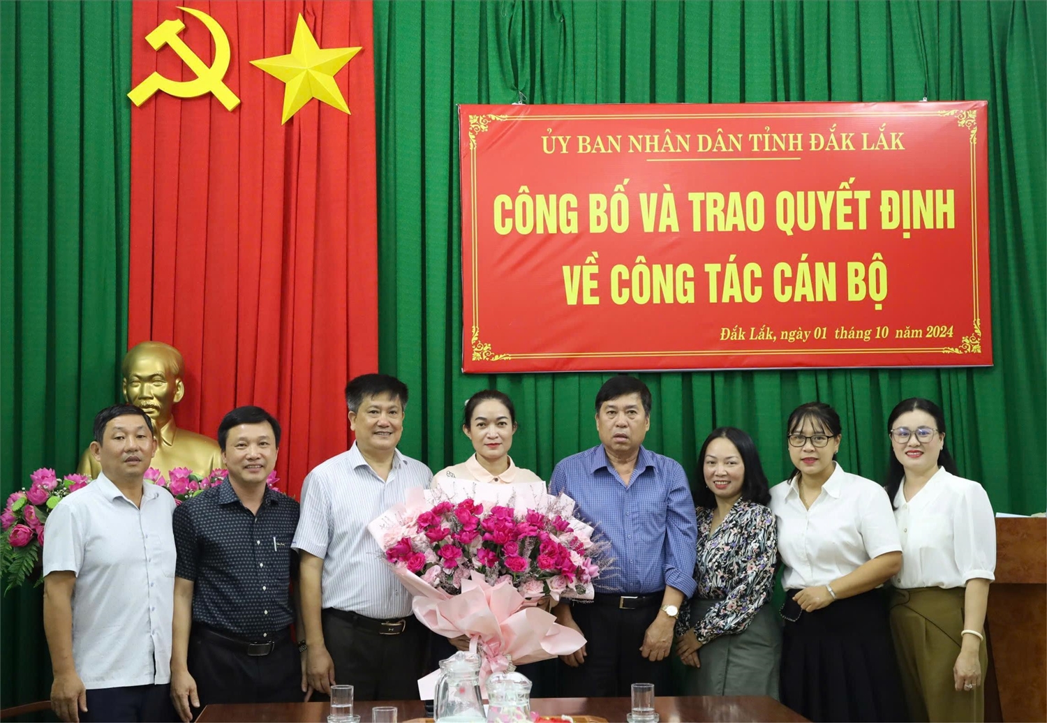 Lãnh đạo Ban Dân tộc, các phòng chuyên môn và tân Phó trưởng Ban Dân tộc chụp hình lưu niệm