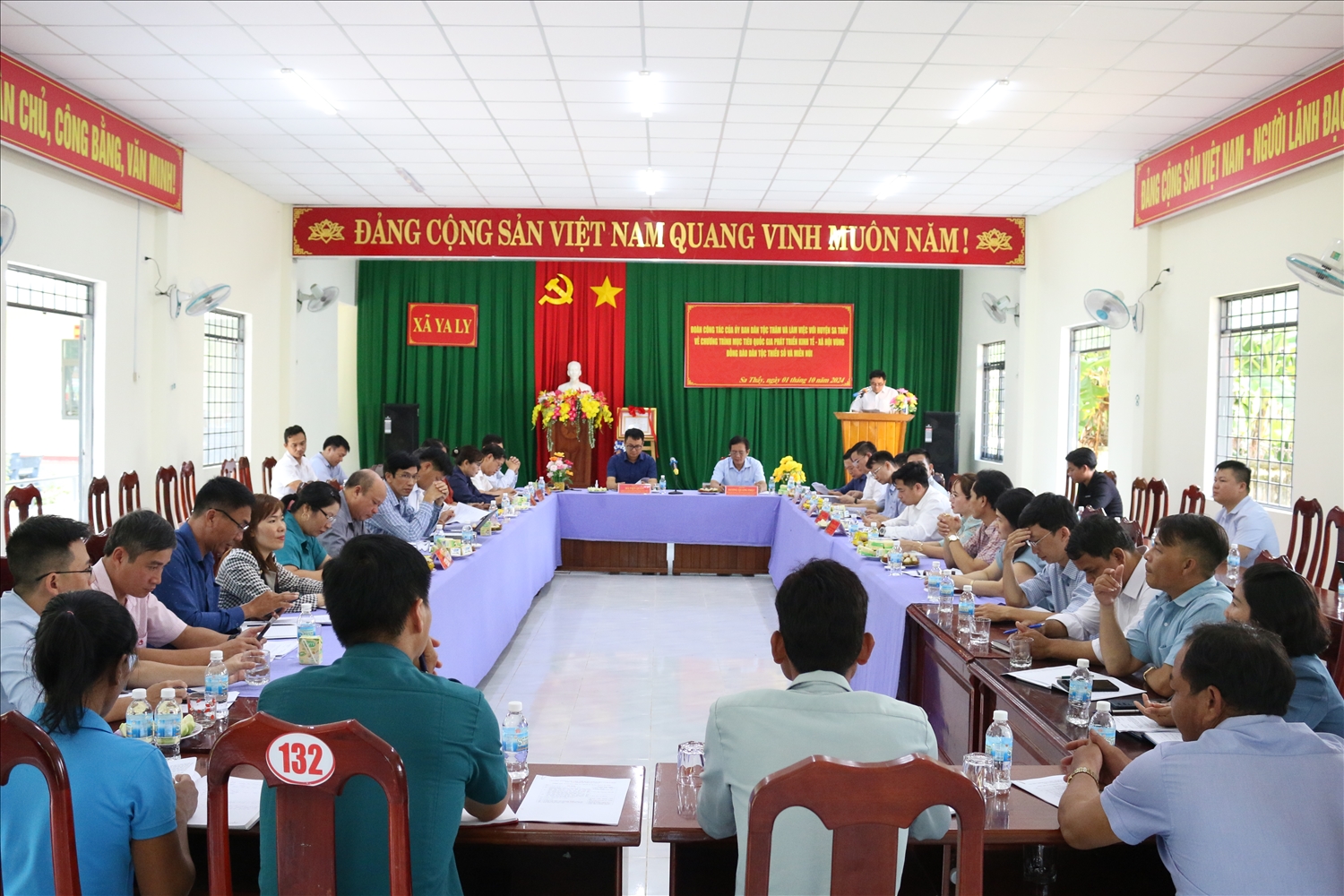 Quang cảnh buổi làm việc 