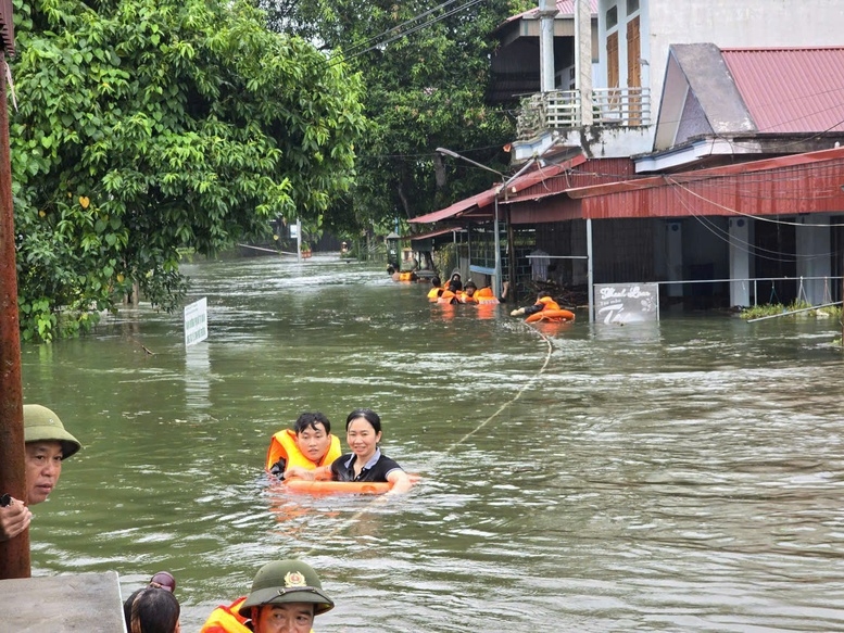 Việc xả lũ thủy điện do ảnh hưởng của cơn bão số 3 khiến nhiều khu dân cư bị ngập úng