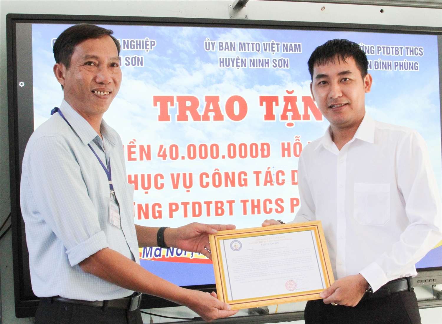 Thầy giáo Cao Thiên Chương, Hiệu trưởng Trường Phổ thông dân tộc bán trú THCS Phan Đình Phùng trao thư cảm ơn cho Chi hội Doanh nghiệp huyện Ninh Sơn. 