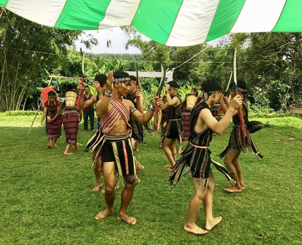 Nam nữ dân tộc Chơ Ro múa hát trong Lễ Sayangva. Ảnh: KH