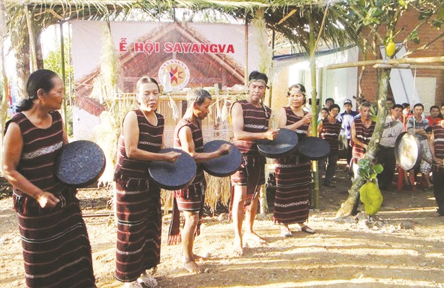 Đồng bào Chơ Ro biểu diễn cồng chiêng trong Lễ Sayangva. Ảnh: TN