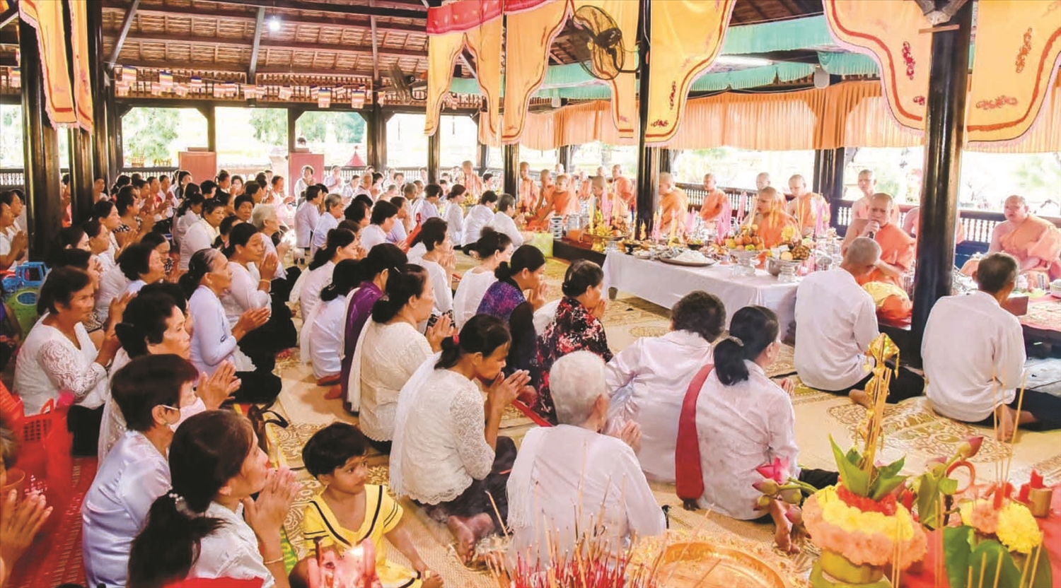 Nghi thức dâng cơm ngày Sen Dolta.