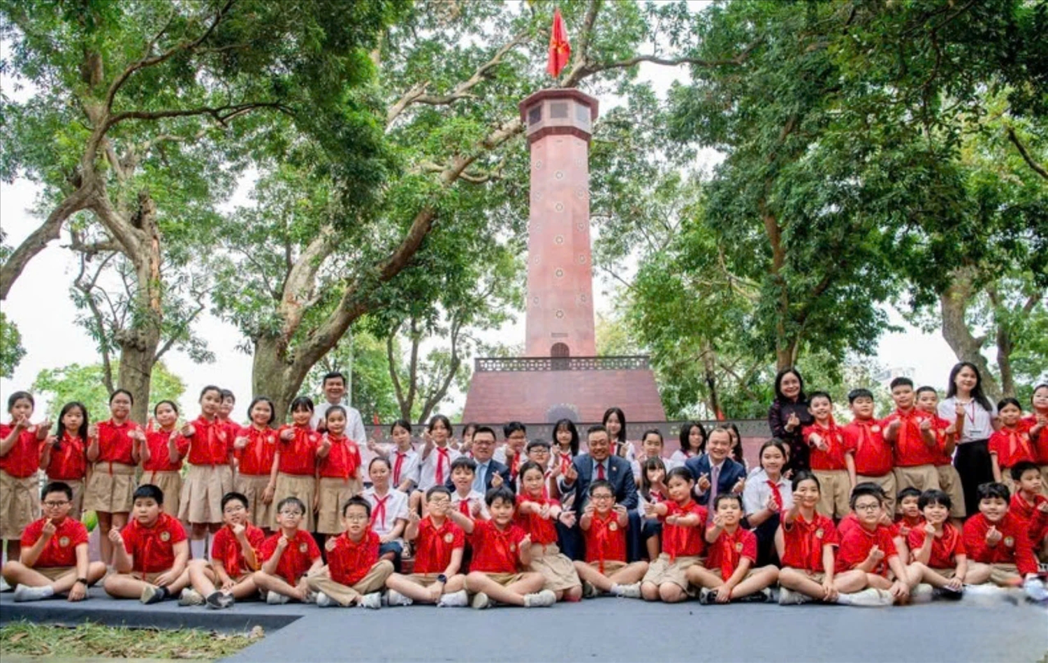 Các đại biểu tham dự chương trình chụp hình lưu niệm cùng các em học sinh. (Ảnh: THÀNH ĐẠT)