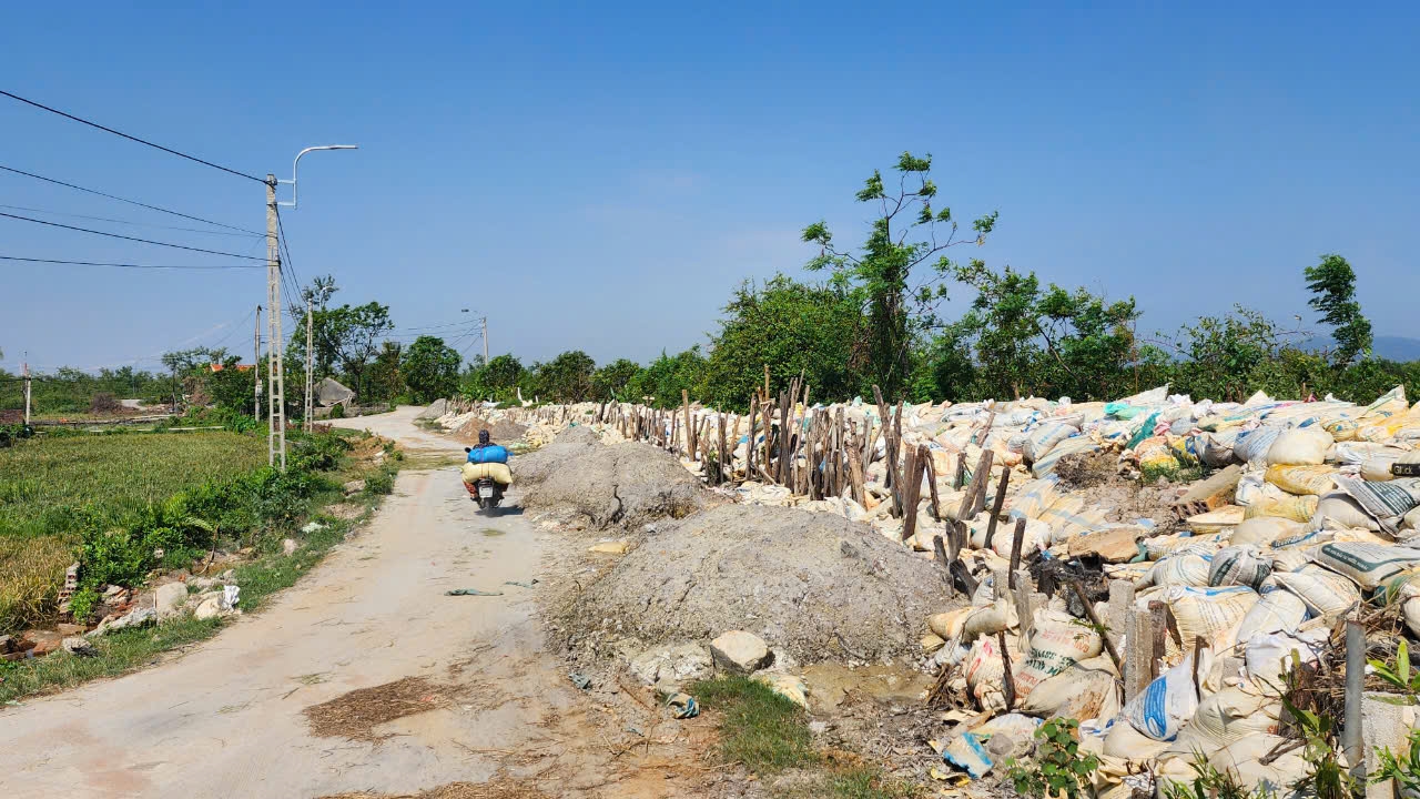 Hơn 20 nghìn bao cát do hơn 1 nghìn lượt người là nhân dân và các đơn vị cùng chung tay đắp lên