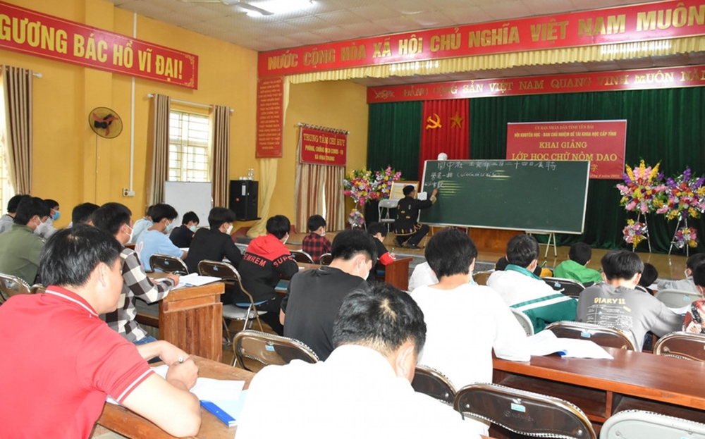 Một buổi dạy học chữ Nôm Dao do Hội Khuyến học tỉnh Yên Bái tổ chức.