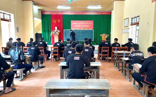 Một lớp học chữ Nôm Dao tại xã Đại Sơn, huyện Văn Yên, Yên Bái