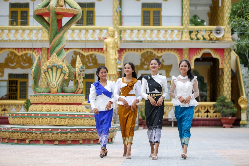 Thiếu nữ dân tộc Khmer đi lễ chùa Chung Rút tại xã Hòa Hiệp (Tân Biên, Tây Ninh). Ảnh: Giang Phương