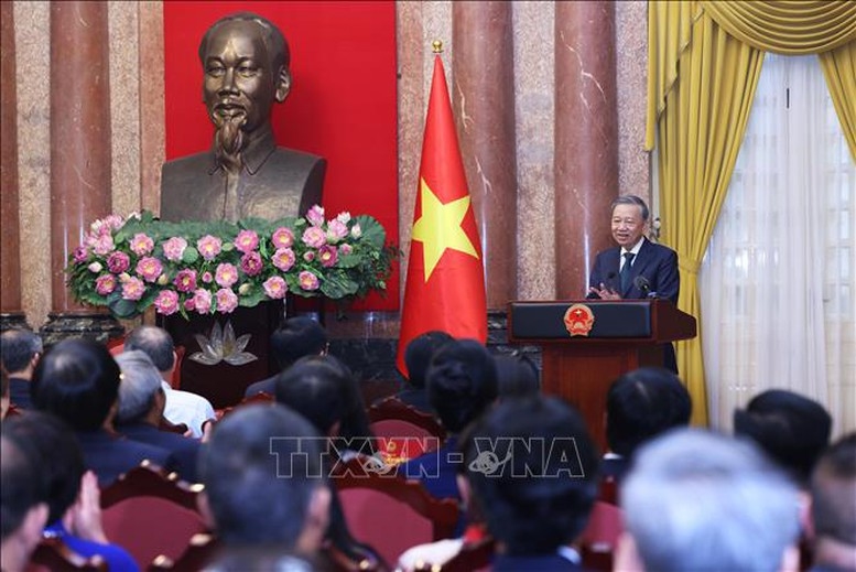 Tổng Bí thư, Chủ tịch nước Tô Lâm nói chuyện với các đại biểu doanh nhân tiêu biểu - Ảnh: TTXVN