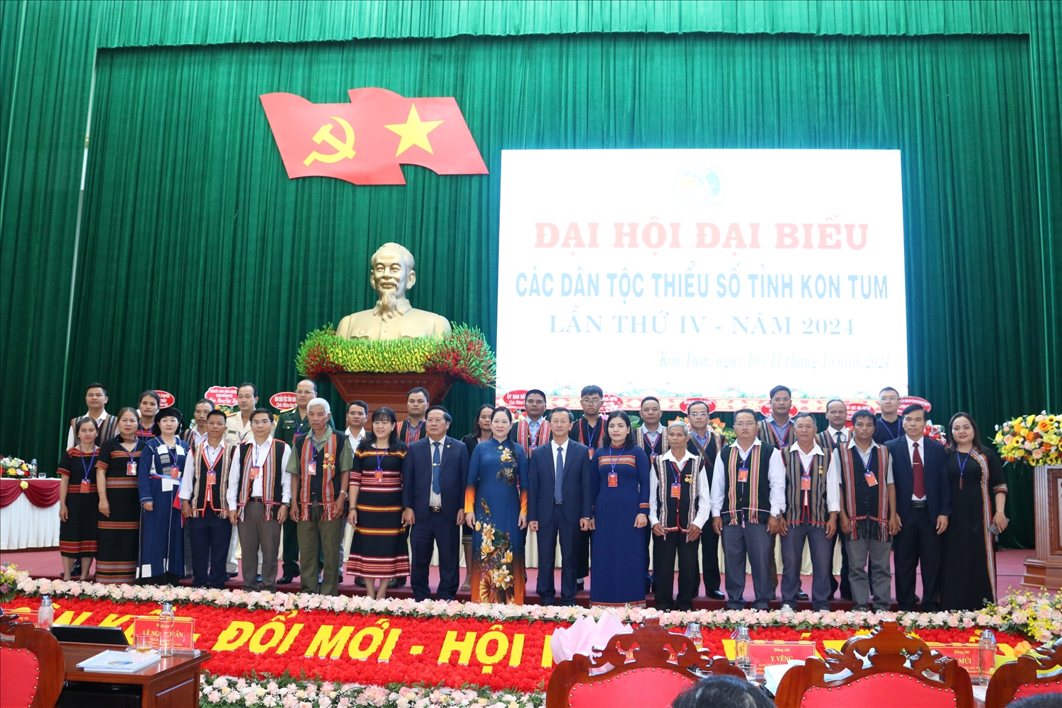 Thứ trưởng, Phó Chủ nhiệm Ủy ban Dân tộc Nông Thị Hà và Ủy viên Ban Chấp hành Trung ương Đảng, Bí thư Tỉnh ủy, Chủ tịch HĐND tỉnh Dương Văn Trang chụp ảnh lưu niệm cùng với các Đoàn Đại biểu tham dự Đại hội