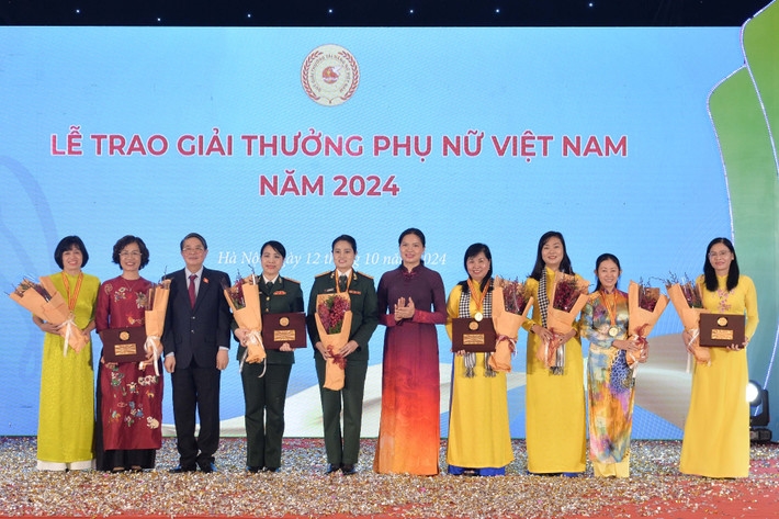 Phó Chủ tịch Quốc hội Nguyễn Đức Hải và Chủ tịch Hội Liên hiệp Phụ nữ Việt Nam Hà Thị Nga trao giải thưởng Phụ nữ Việt Nam năm 2024