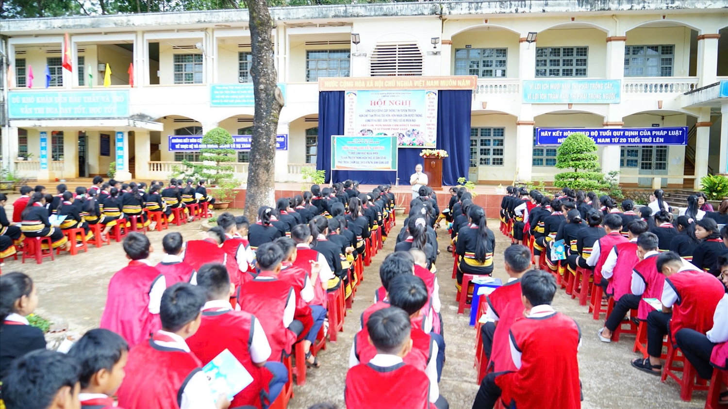  Đông đảo các em học sinh Trường THCS Dân tộc nội trú huyện Chư Păh tham gia hội nghị tuyên truyền hạn chế tình trạng tảo hôn, HNCHT