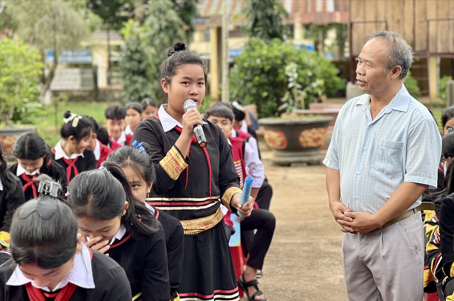 Các em học sinh mạnh dạn đưa ra những câu hỏi liên quan đến tảo hôn tại địa phương với báo cáo viên