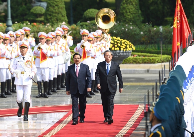 Thủ tướng Phạm Minh Chính và Thủ tướng Trung Quốc Lý Cường duyệt Đội danh dự Quân đội nhân dân Việt Nam - Ảnh: VGP/Nhật Bắc