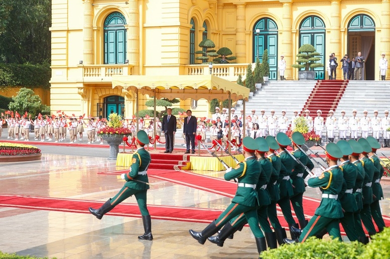 Thủ tướng Phạm Minh Chính và Thủ tướng Lý Cường duyệt Đội Danh dự Quân đội nhân dân Việt Nam