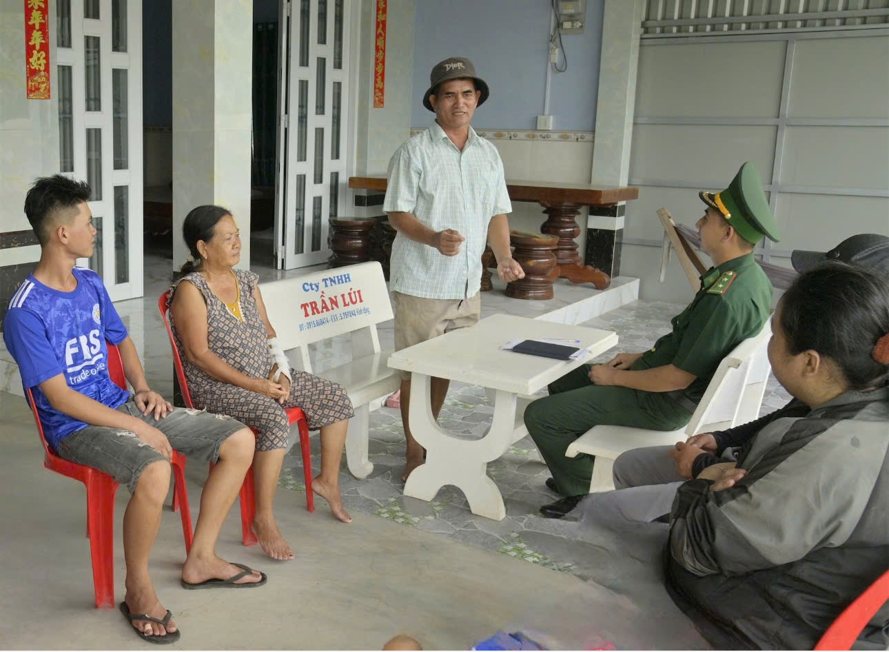 Ông Chau Chai (đứng) tuyên truyền đến bà con trong khu phố không tham gia, tiếp tay, vận chuyển hàng lậu qua biên giới