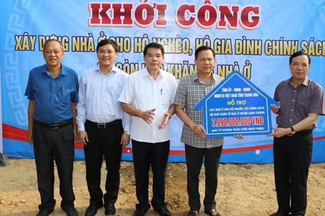 Ông Lại Thế Nguyên - Phó Bí thư Thường trực Tỉnh ủy Thanh Hóa (phải) trao hỗ trợ làm nhà cho hộ nghèo, gia đình chính sách huyện miền núi Lang Chánh. Ảnh: Quốc Hương