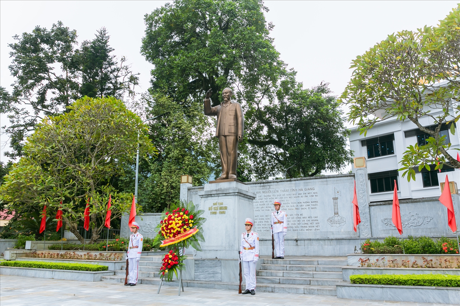 Trong suốt chiều dài lịch sử dân tộc và trong mỗi bước đi của cách mạng Việt Nam, đồng bào các DTTS tỉnh Hà Giang luôn cùng đồng bào cả nước một lòng thủy chung, son sắt theo Đảng, cống hiến công sức, xương máu cho các cuộc kháng chiến cũng như trong công cuộc xây dựng và bảo vệ Tổ quốc.