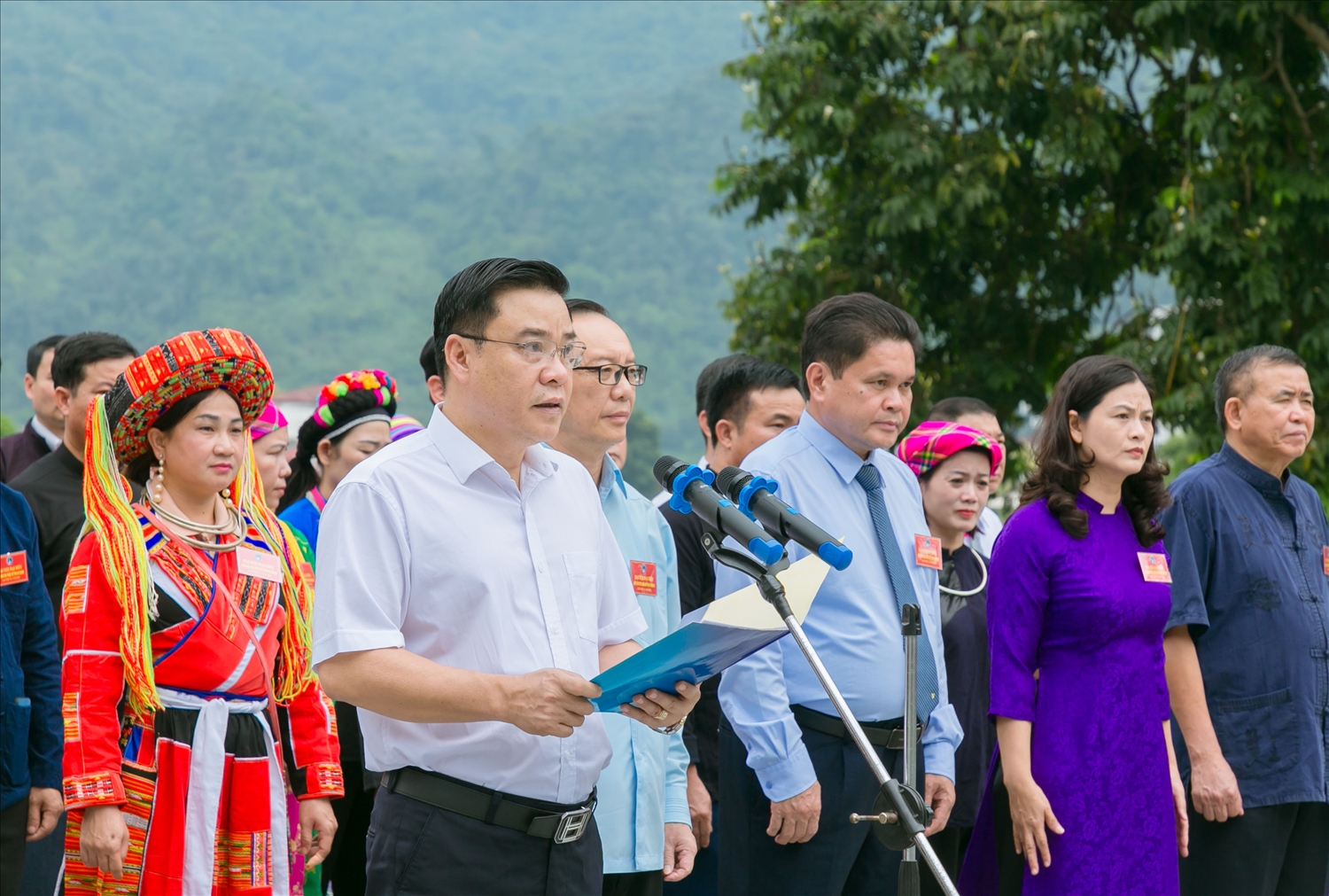 Thay mặt đoàn đại biểu, ông Hoàng Gia Long, Phó Chủ tịch Thường trực UBND tỉnh, Trưởng Ban tổ chức Đại hội báo cáo với Bác những kết quả của Đảng bộ và nhân dân các dân tộc tỉnh Hà Giang đạt được trong thời gian qua.