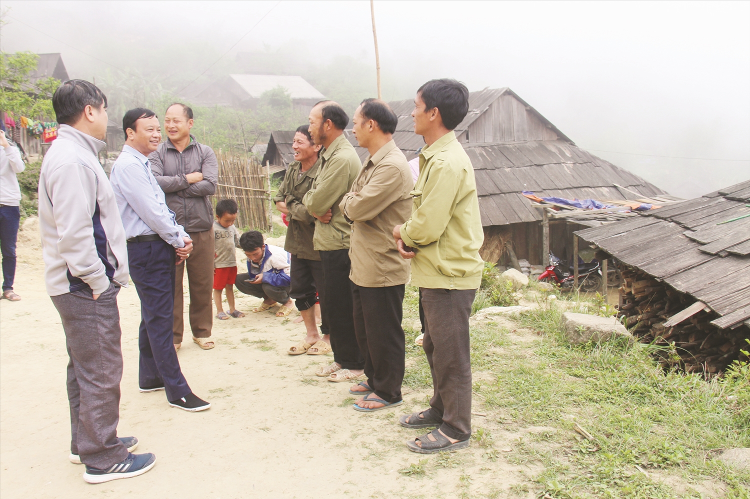 Ông Nguyễn Văn Hải, Bí thư Huyện ủy Tương Dương trao đổi chuyện làm ăn với bà con dân tộc Mông bản Huồi Cọ.