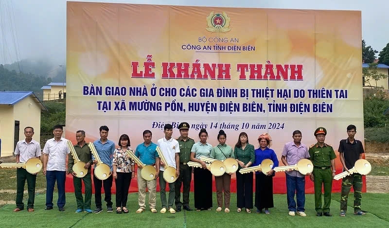 Lãnh đạo Công an tỉnh Điện Biên cùng các đồng chí lãnh đạo Huyện ủy, Ủy ban nhân dân huyện Điện Biên trao chìa khóa nhà đến 10 gia đình ở bản Lĩnh, xã Mường Pồn.