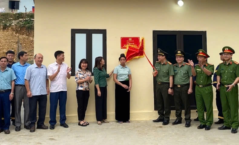 Các đồng chí lãnh đạo Công an tỉnh Điện Biên và huyện Điện Biên bàn giao nhà ở cho gia đình chị Lò Thị Nọi, bản Lĩnh, xã Mường Pồn.