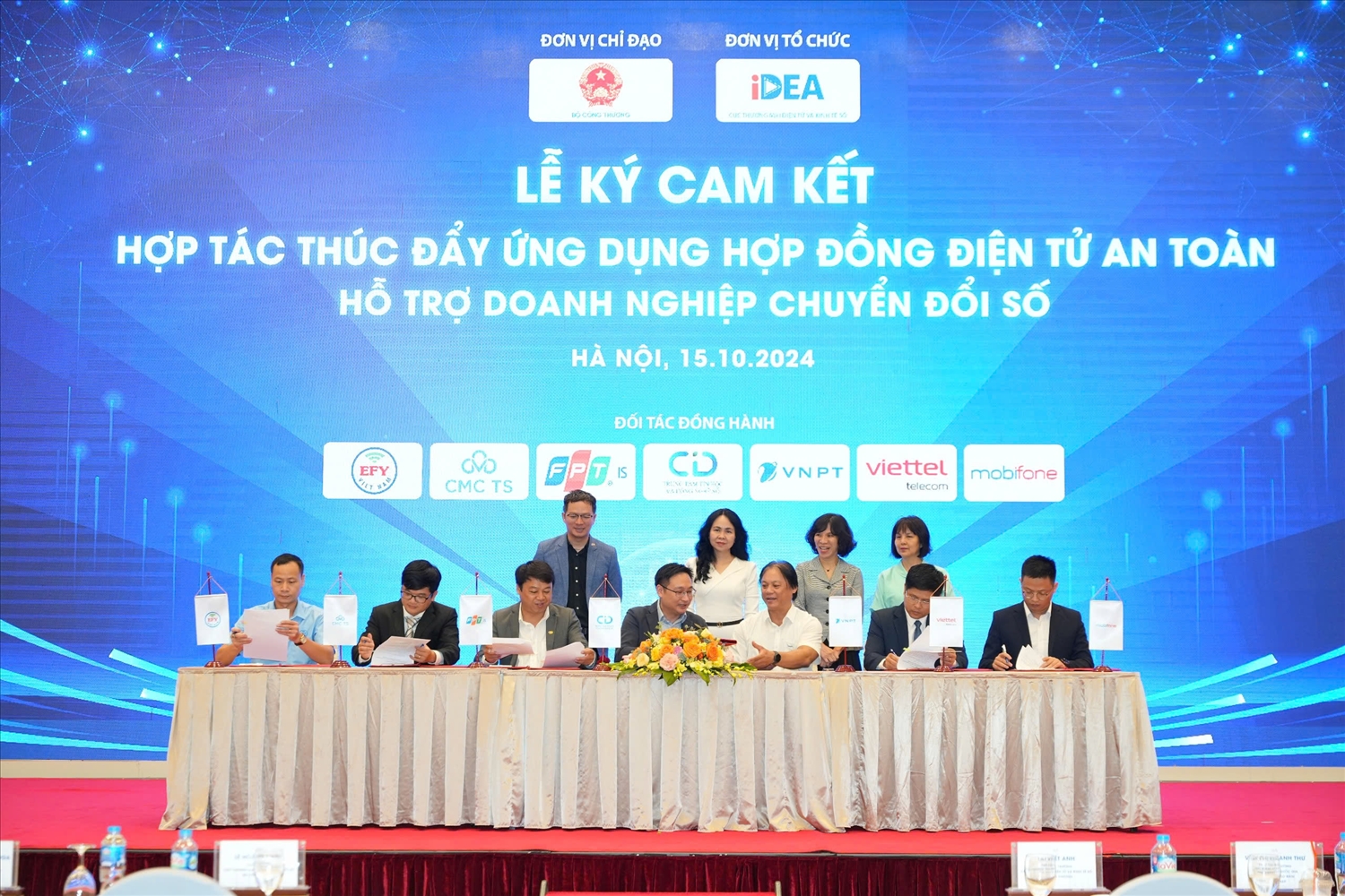 Tại Diễn đàn các doanh nghiệp đã ký cam kết hợp tác thúc đẩy ứng dụng hợp đồng điện tử an toàn