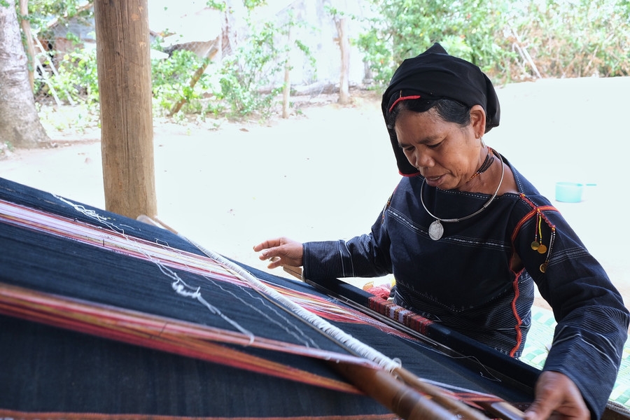 Nghệ nhân ưu tú Đinh Thị Lăm đam mê nghề dệt vải thổ cẩm truyền thống của đồng bào Ba Na