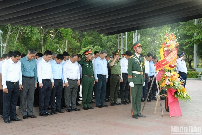 Tổng Bí thư, Chủ tịch nước Tô Lâm và các thành viên trong đoàn dành phút mặc niệm để tưởng nhớ, bày tỏ lòng biết ơn vô hạn, sự tri ân sâu sắc đối với công lao to lớn của các Anh hùng, liệt sĩ