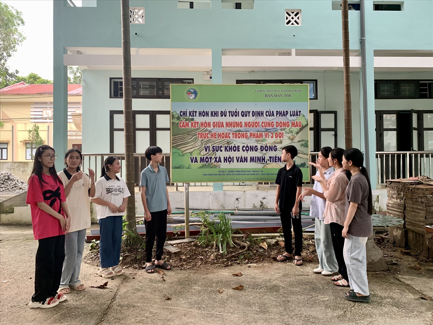 Tấm bảng pa-nô được đặt ở vị trí dễ nhìn với nhiều câu khẩu hiệu dễ nhớ, dễ thuộc ở Trường Phổ thông DTNT THPT&THCS huyện Kim Bôi