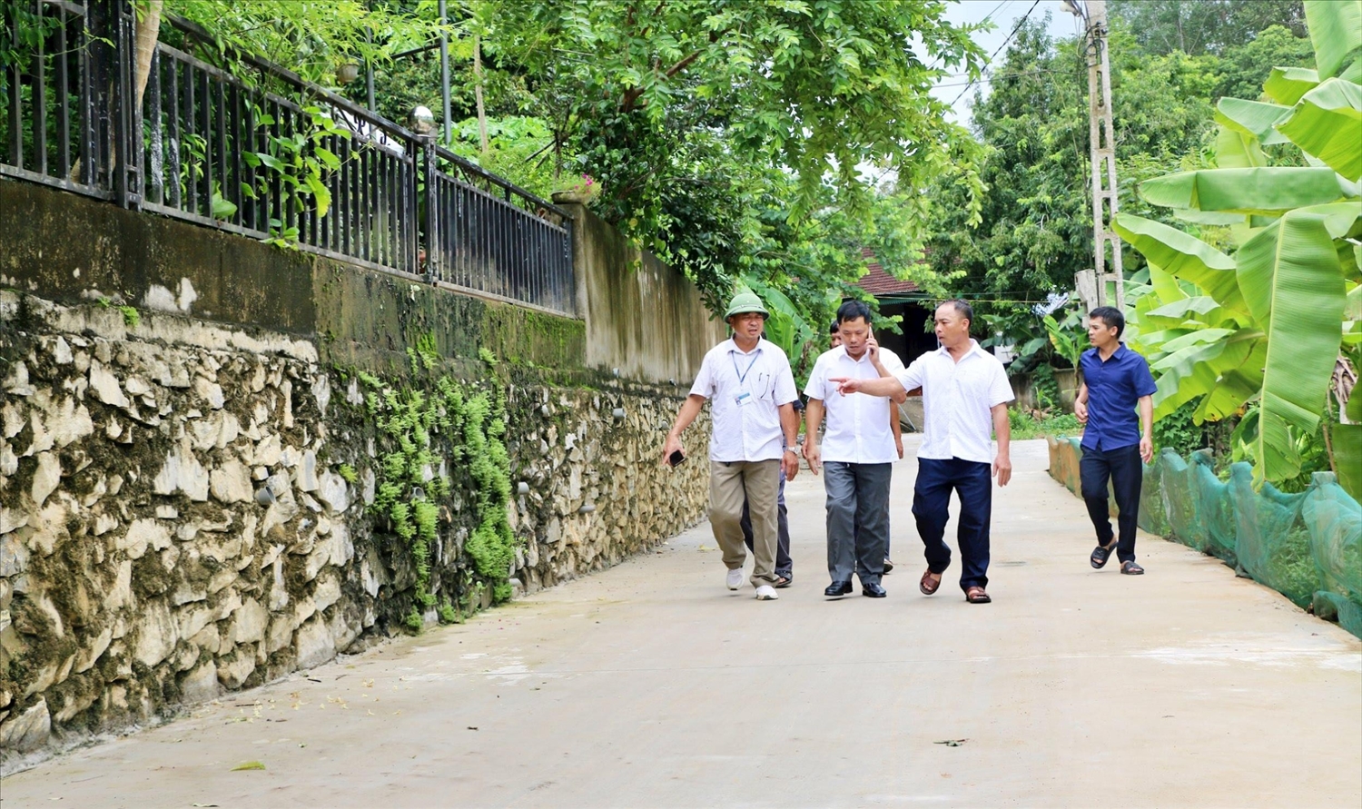 Những trục đường nội thôn, bản ở xã Bồng Khê đã rộng mở hơn, sạch đẹp hơn nhờ vào quá trình tuyên truyền, vận động của đội ngũ người có uy tín, già làng, trưởng bản và các cấp chính quyền địa phương