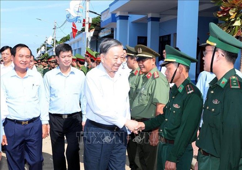 Tổng Bí thư, Chủ tịch nước Tô Lâm với cán bộ, chiến sĩ lực lượng vũ trang làm nhiệm vụ tại huyện đảo Cồn Cỏ, tỉnh Quảng Trị - Ảnh: TTXVN