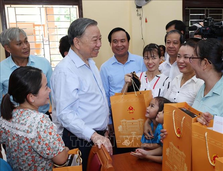 Tổng Bí thư, Chủ tịch nước Tô Lâm tặng quà, động viên nhân dân huyện đảo Cồn Cỏ, tỉnh Quảng Trị - Ảnh: TTXVN