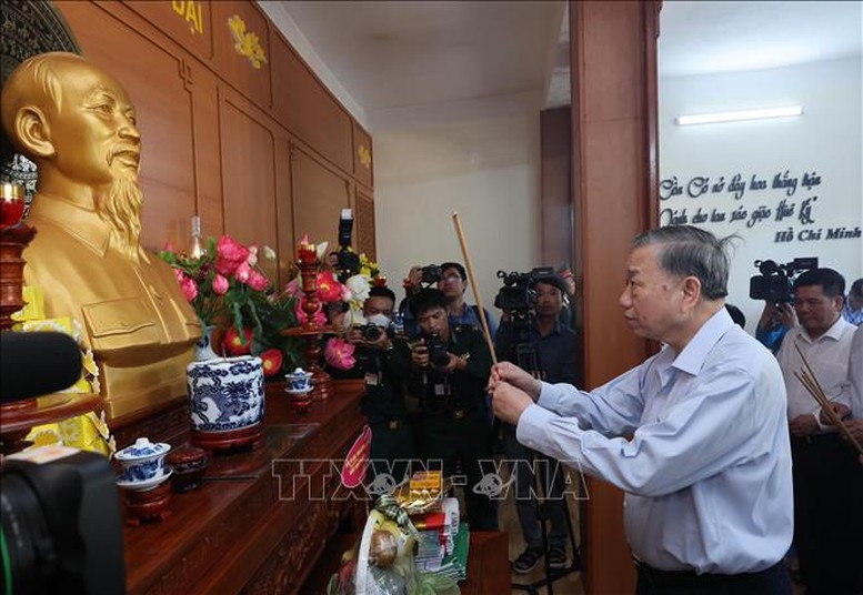 Tổng Bí thư, Chủ tịch nước Tô Lâm cùng đoàn công tác Trung ương dâng hương tưởng nhớ Chủ tịch Hồ Chí Minh tại Nhà tưởng niệm Bác Hồ ở huyện đảo Cồn Cỏ, tỉnh Quảng Trị - Ảnh: TTXVN