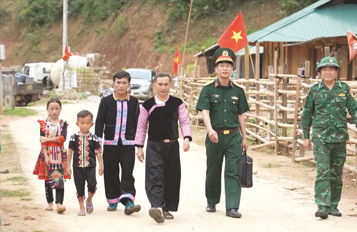 Anh Giàng A Chìa (thứ 3 từ bên phải) là một trong số những tấm gương tự nguyện cùng Bộ đội Biên phòng ngày đêm bảo vệ từng cột mốc biên giới.