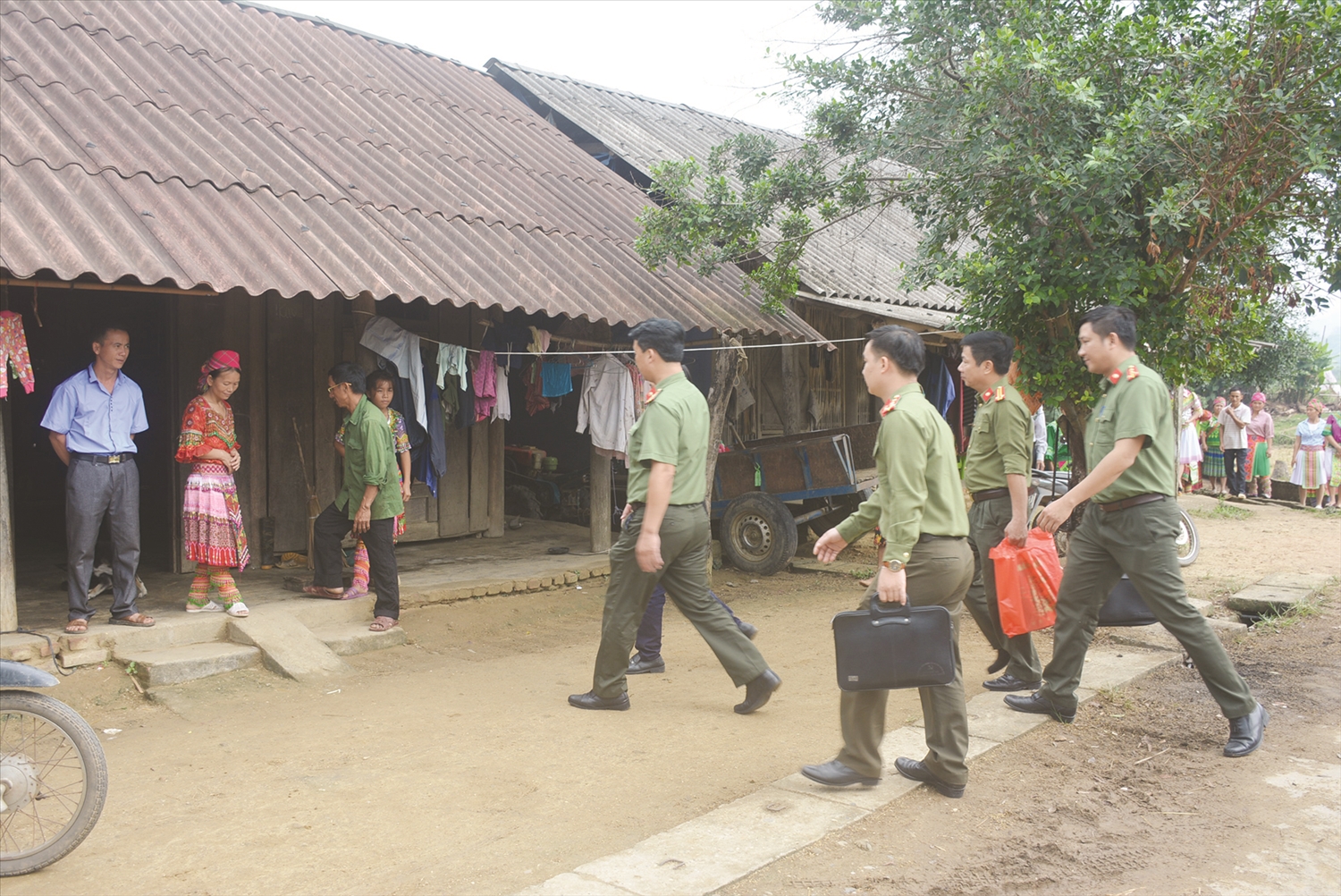 Cán bộ an ninh Công an tỉnh, Công an huyện và Công an xã Tri Phú tuyên truyền pháp luật tại thôn Khuôn Làn.