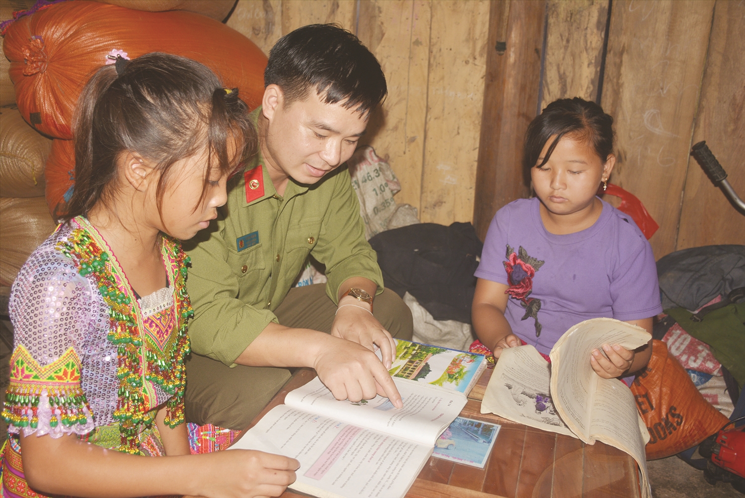 Đại uý Tướng Văn Ba, Cán bộ an ninh Công an tỉnh dạy các cháu nhỏ đồng bào Mông trong thôn Khuôn Làn học tiếng và chữ phổ thông. 