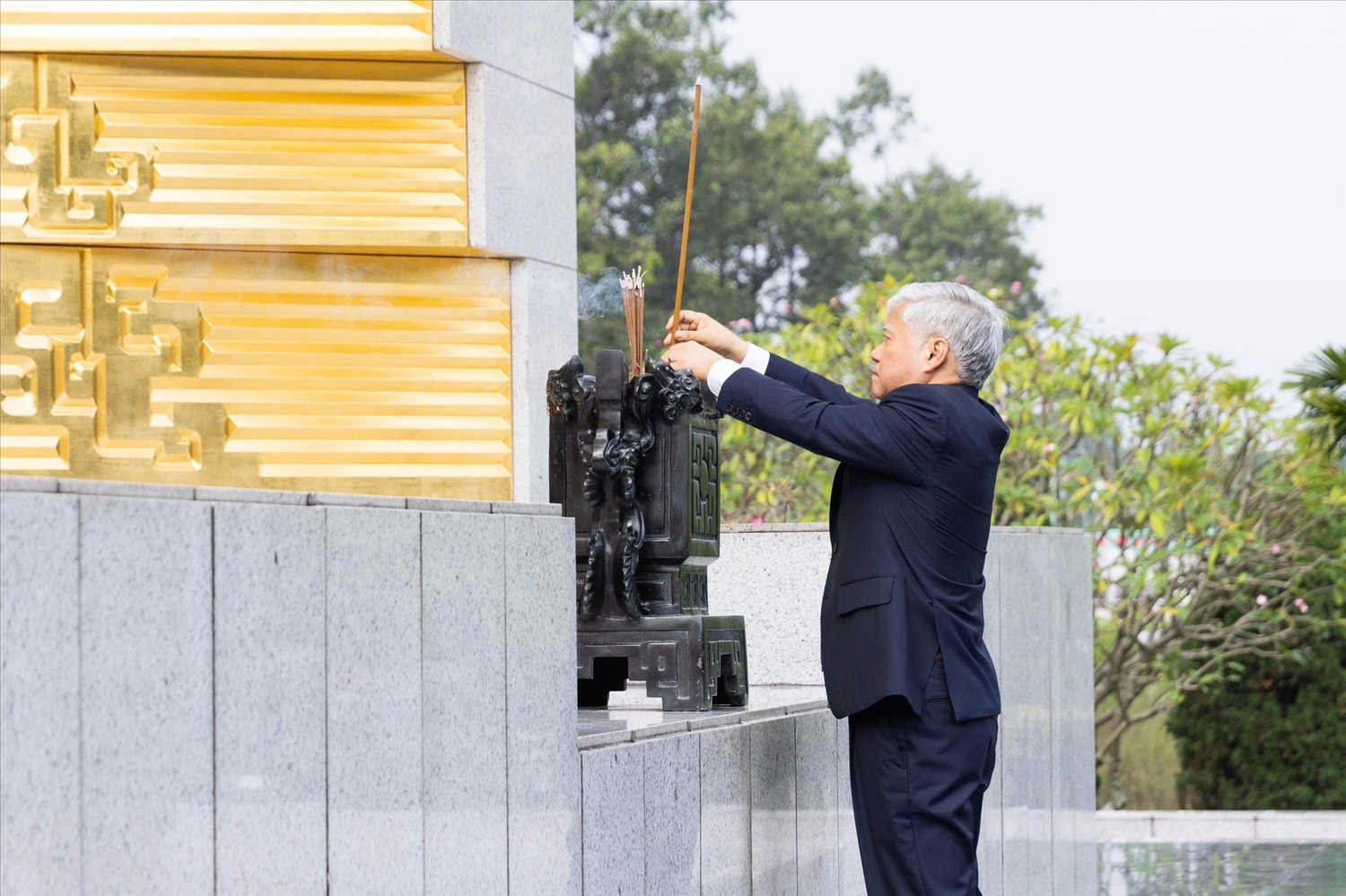 Ông Đỗ Văn Chiến, Ủy viên Bộ Chính trị, Bí thư Trung ương Đảng, Bí thư Đảng đoàn, Chủ tịch Ủy ban Trung ương MTTQ Việt Nam thắp hương tưởng nhớ các Anh hùng Liệt sĩ