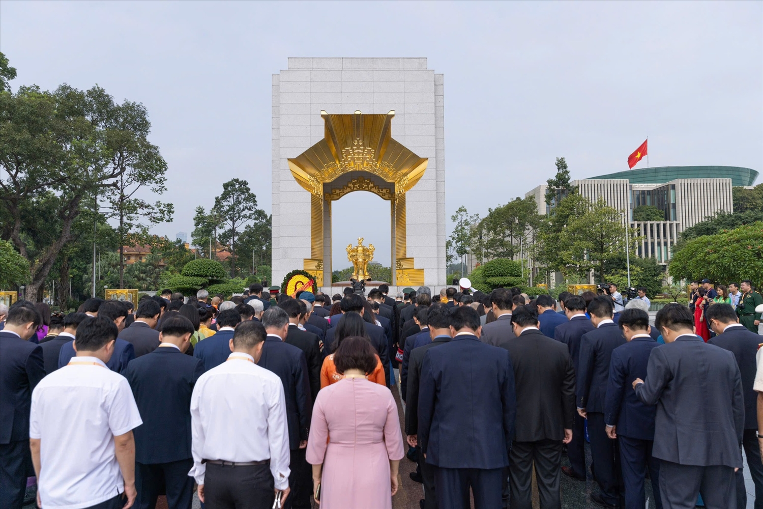 Đoàn đại biểu đã nghiêng mình tưởng nhớ các Anh hùng Liệt sỹ - những người con ưu tú của dân tộc đã không tiếc máu xương, dũng cảm chiến đấu, hy sinh vì sự nghiệp đấu tranh giải phóng dân tộc