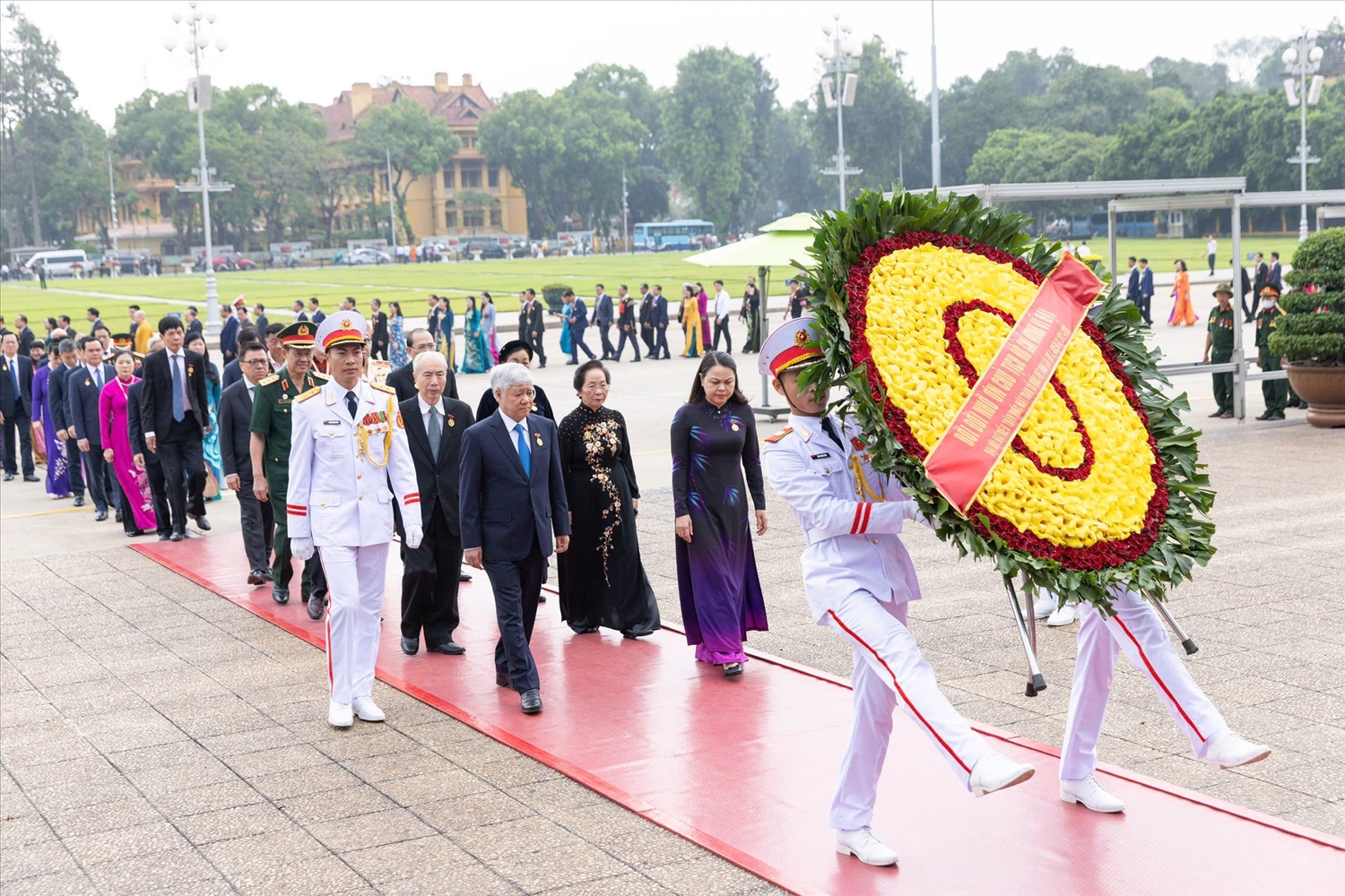 Đoàn đại biểu tham dự Đại hội vào Lăng viếng Chủ tịch Hồ Chí Minh (Ảnh: Quang Vinh)