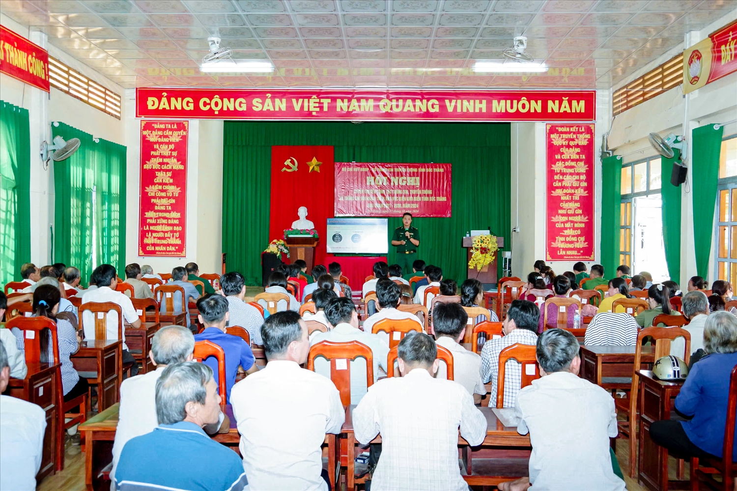 Thông tin về những nội dung cơ bản về chống khai thác hải sản bất hợp pháp, không báo cáo và không theo quy định IUU cho cán bộ, nhân dân trên địa bàn xã An Thạnh Ba, huyện Cù Lao Dung.